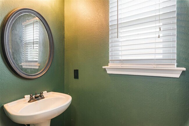 Building Photo - 1329 Amberwood Loop