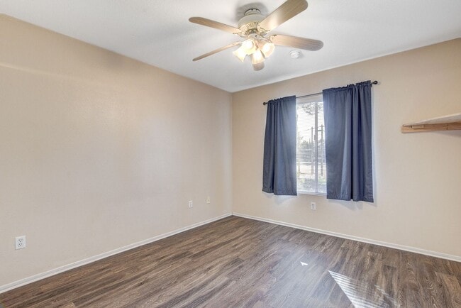 Building Photo - Charming 1 Bedroom / 1 Bathroom Condo in Gated Community!