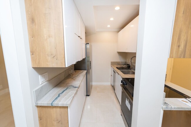 Building Photo - 1 Bedroom + Den / 1 Bath Condo w/ patio an...