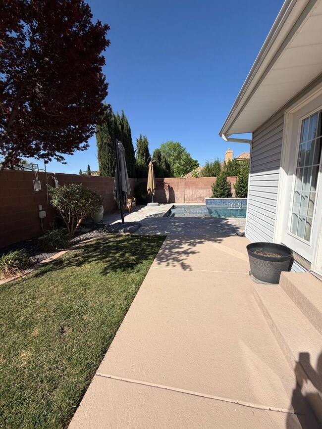 Building Photo - Beautiful 4 bedroom, 3 bathroom Home with a pool!!