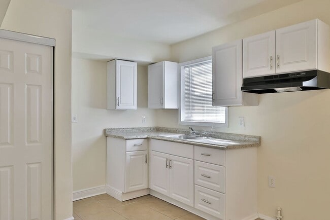 Building Photo - Newly Renovated Duplex