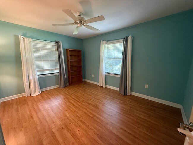 Building Photo - 303 Interbay Ave