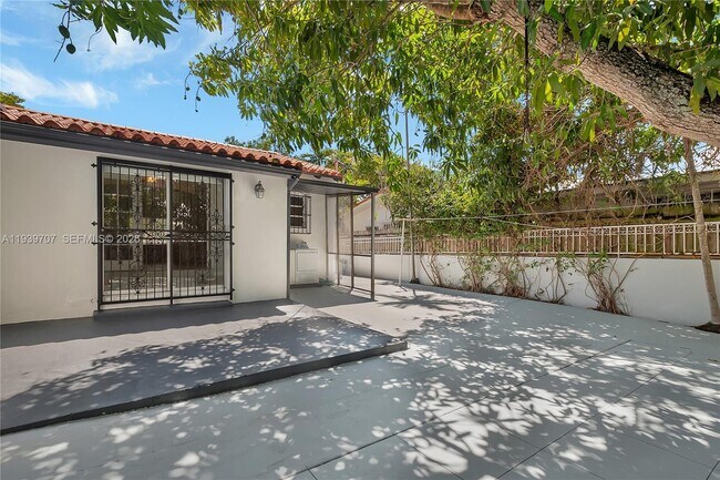 Building Photo - 2327 SW 22nd Terrace