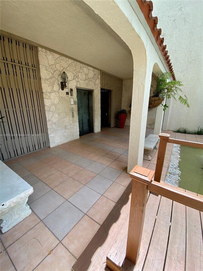 Building Photo - 1632 S Bayshore Ct