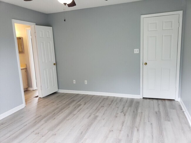 Building Photo - 3 bedroom townhome for rent in NE Tallahassee, wood floors, fenced yard available for a move in r...