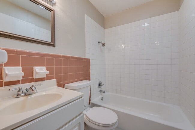 Building Photo - 3 bedroom Home with Prime Location