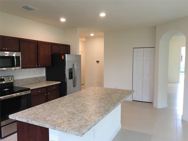 Building Photo - 191 SE 35 Ave