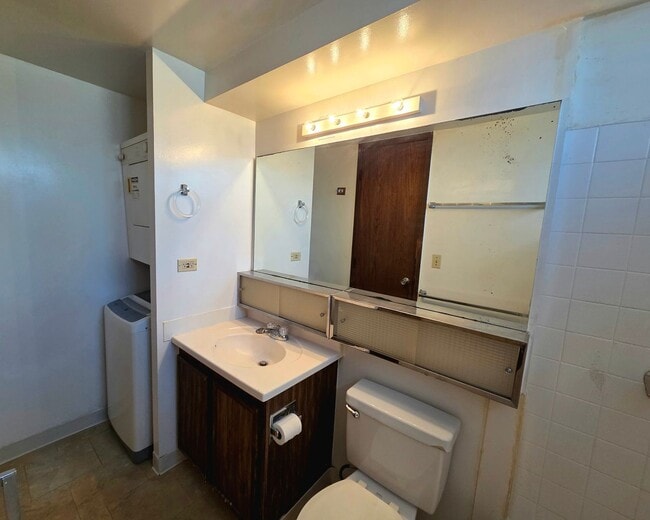 Building Photo - Pearlridge Square - Studio, 1 bath unit w/ 1 covered parking stall