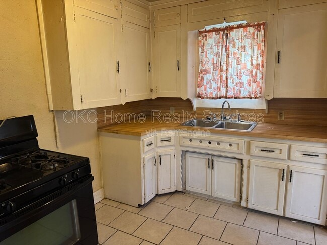 Building Photo - 2225 Glen Ellyn St