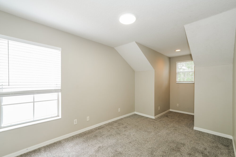 Building Photo - 16014 Loneoak View Dr