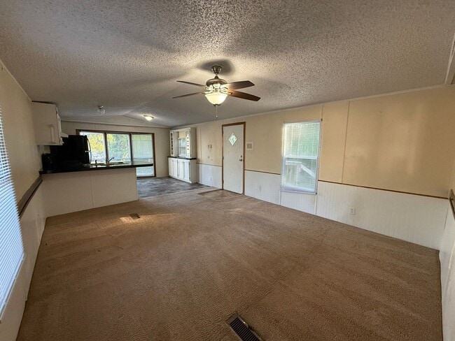 Building Photo - 2 Bedroom 1 Bathroom