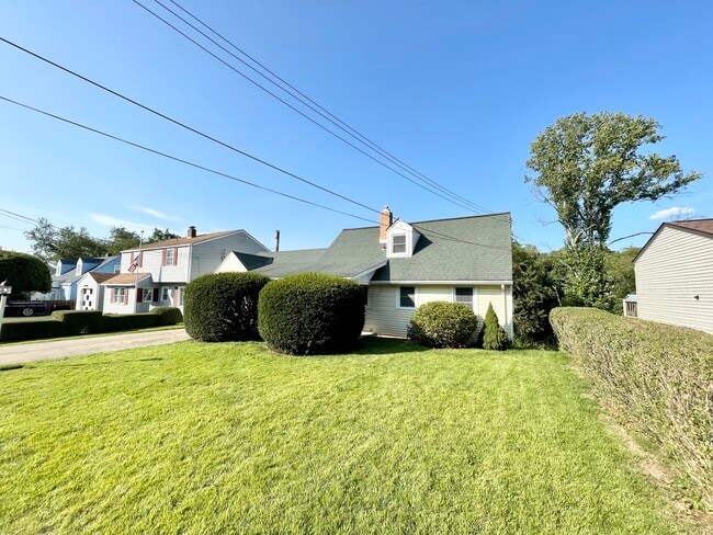 Building Photo - 613 Hickory Dr