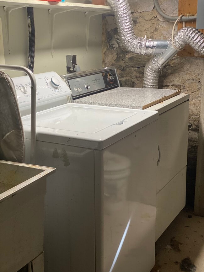 Building Photo - 12 Milham Rd