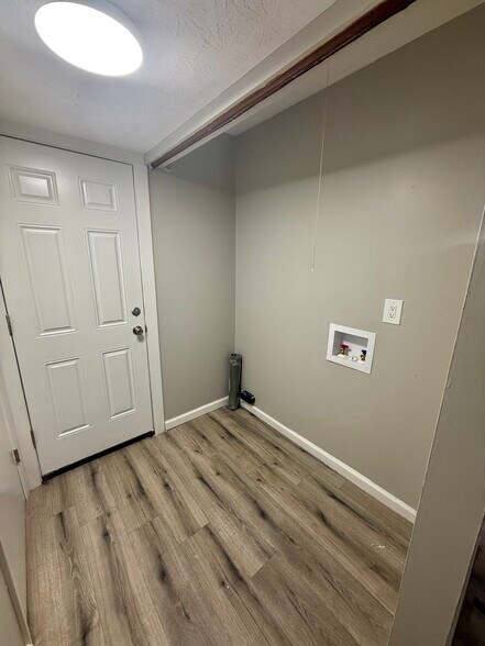 Building Photo - 5584 Chatford Dr