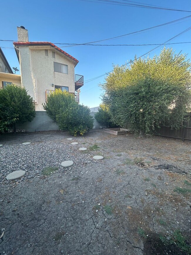 Building Photo - Beautiful Spacious 2Bd/2Bth with Bonus Family Room