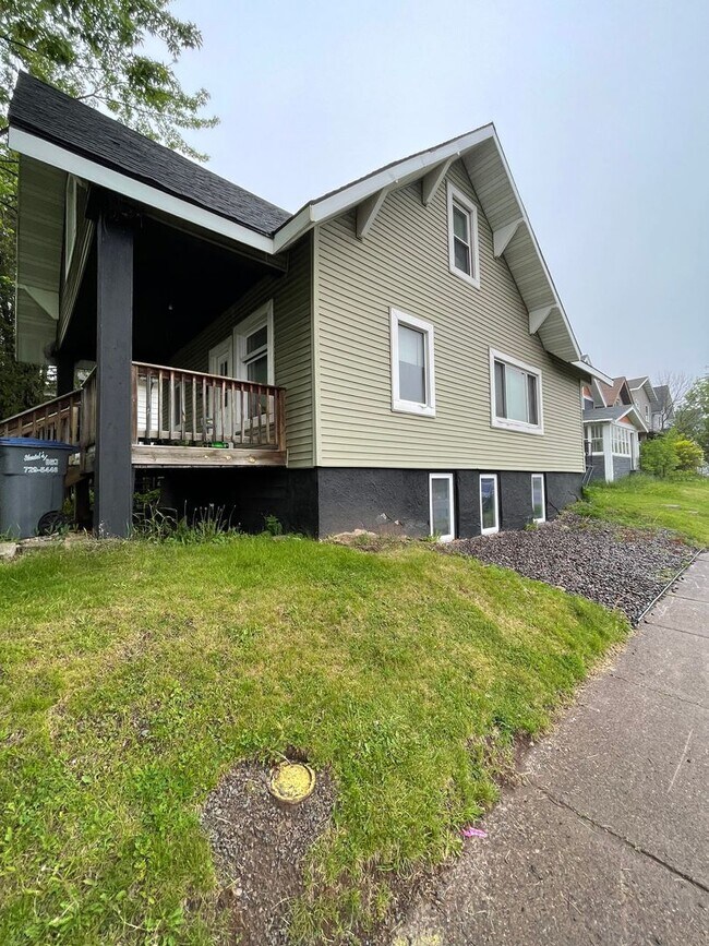 Building Photo - 902 N 11th Ave E