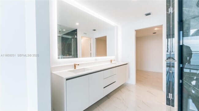 Building Photo - 700 NE 24th St