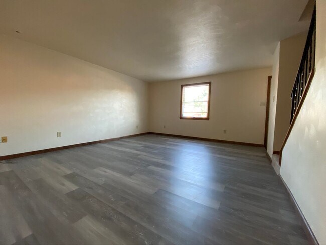 Building Photo - 115 Edgewater Village