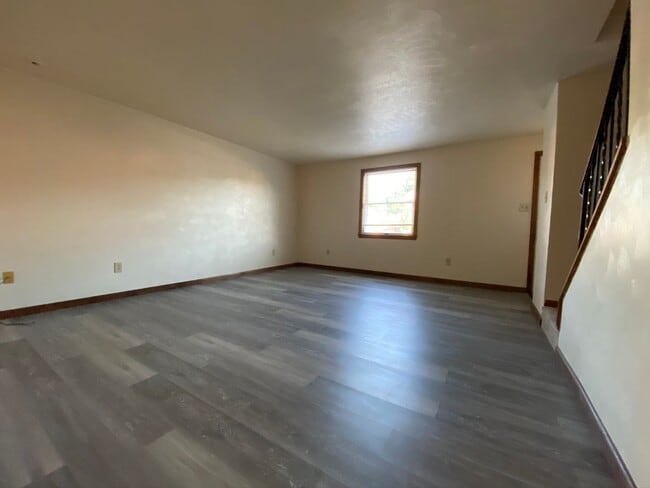Building Photo - Spectacular 2 BR / 1.5 BR Townhouse in Lat...