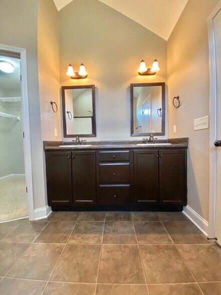 Building Photo - 582 Kicker Ct