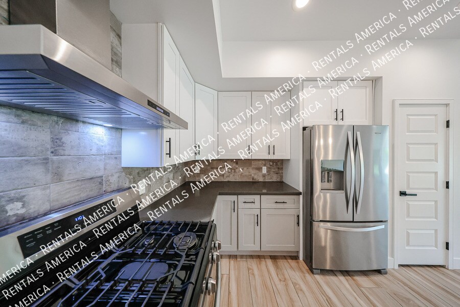 Building Photo - 2418 E Amelia Ave
