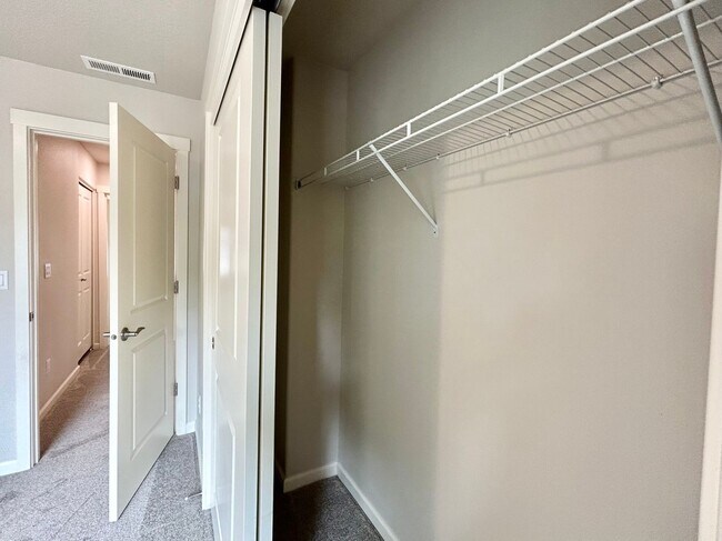 Building Photo - Stunning 2 Bed, 2.5 Bath Craftsman Townhome with Community Amenities!
