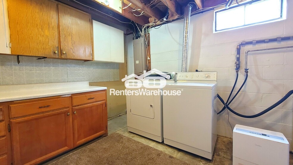 Building Photo - 525 Birch St