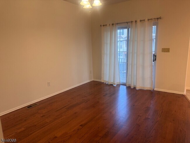 Building Photo - 32 Chesterfield Ct