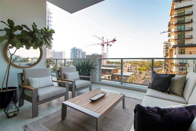 Building Photo - 301 QUAY Cmn