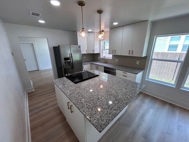 Building Photo - 1400 N 6th St