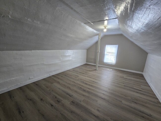 Building Photo - 740 W 11th St