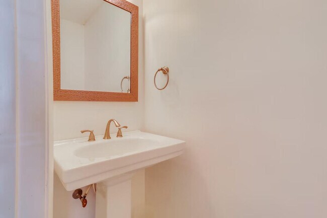 Building Photo - 749 Quesnel Dr