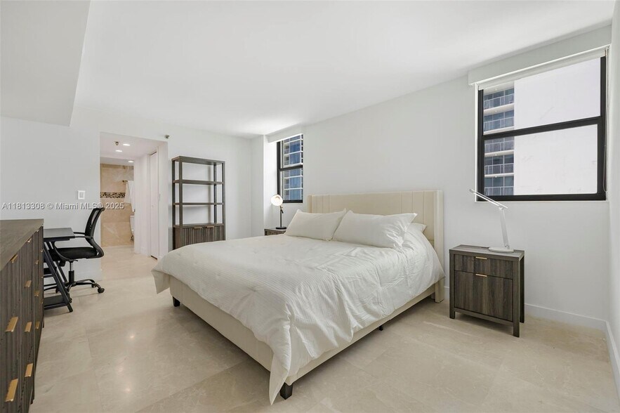 Building Photo - 2625 Collins Ave