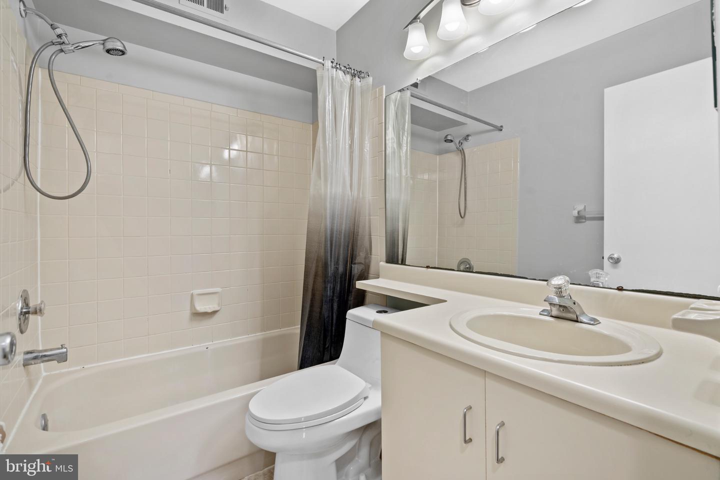 Building Photo - 501A Harwood Ct