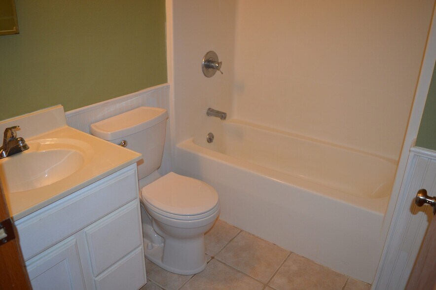 Building Photo - 4734 Bergamot Way