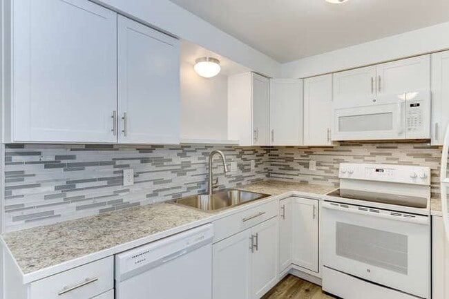 Building Photo - Ensign Ave Duplex