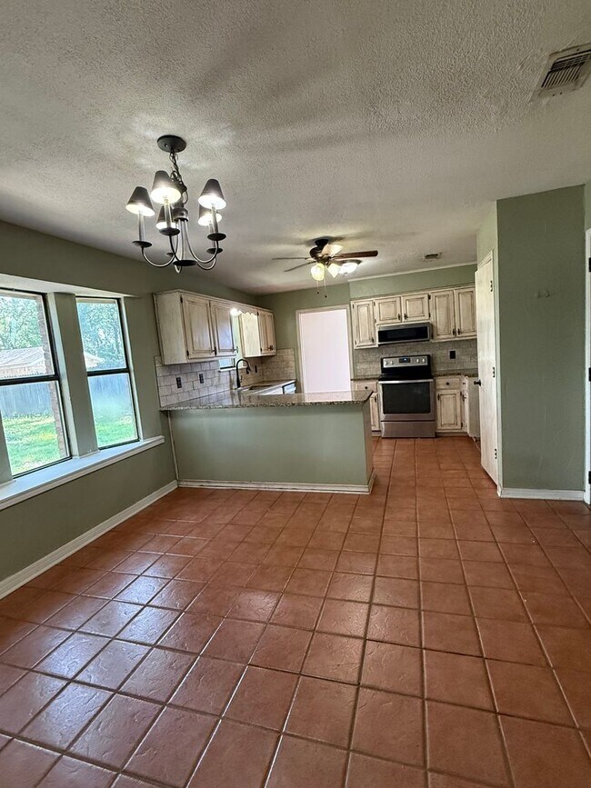 Building Photo - 3 Bedroom in Hallsville
