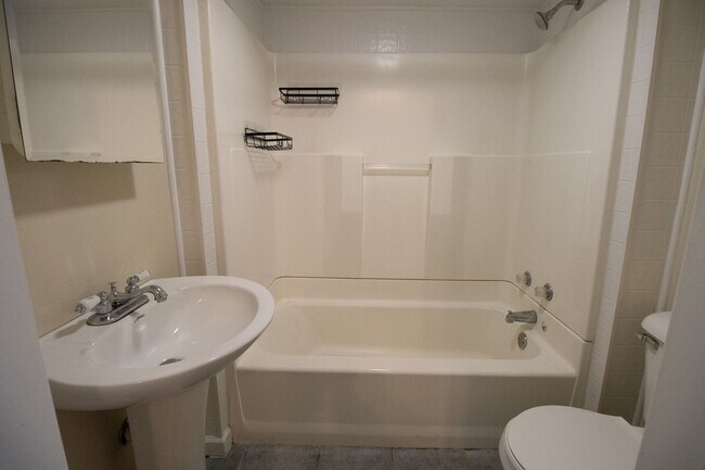 Building Photo - 2 Bed and 1 Bath House