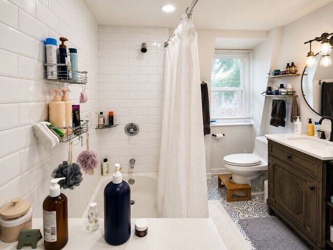 Building Photo - Renovated 2 Bedroom Apartment in Squirrel Hill, Philadelphia, PA | In-Unit Laundry, Central Air &...