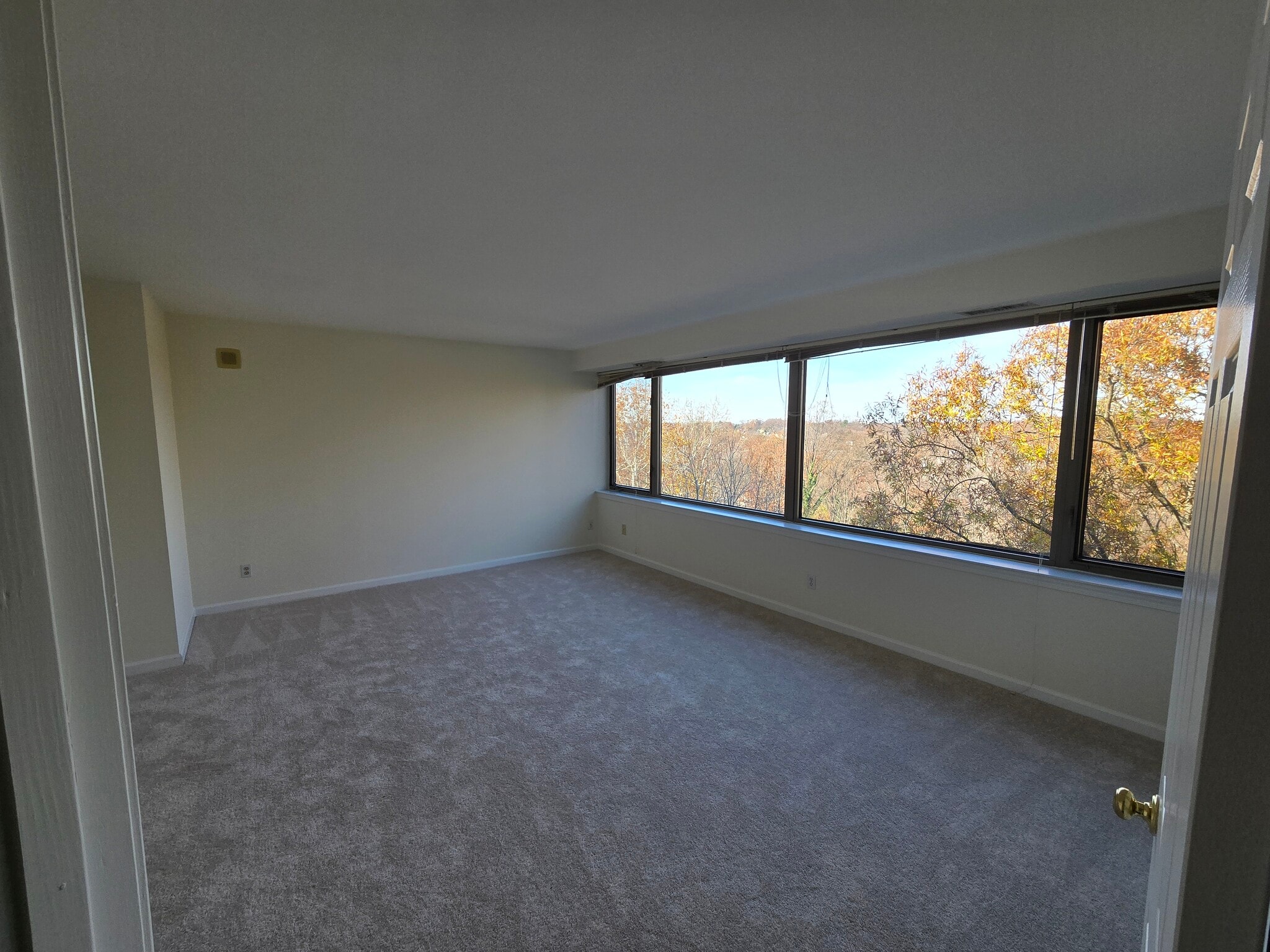 Prime Bedroon - 5450 Whitley Park Ter