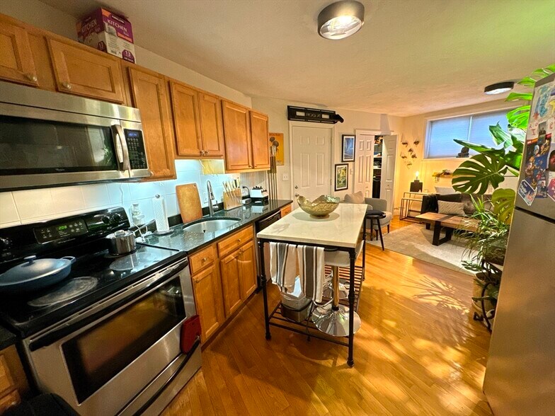 Building Photo - 481 Medford St