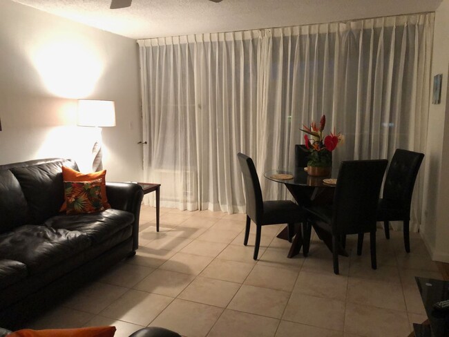 Building Photo - Royal Mauian 2 bedroom 2 bath furnished