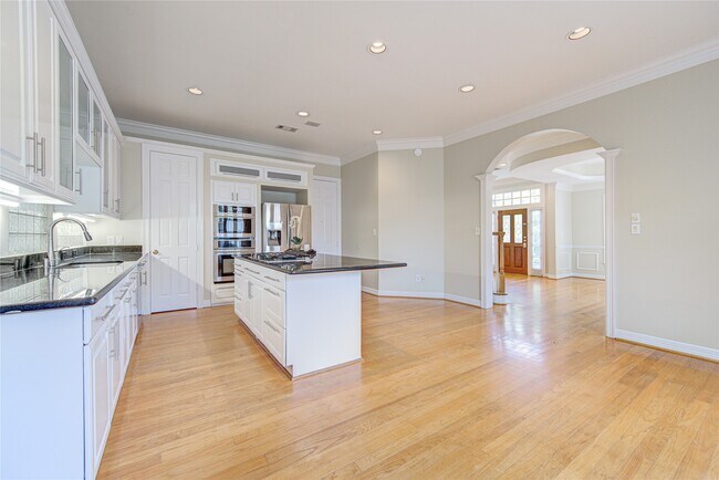 Building Photo - 2124 Nantucket Dr