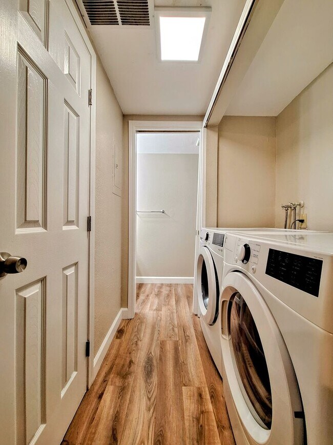 Building Photo - Beautiful & Spacious 3bd Townhouse w/Detached Garage