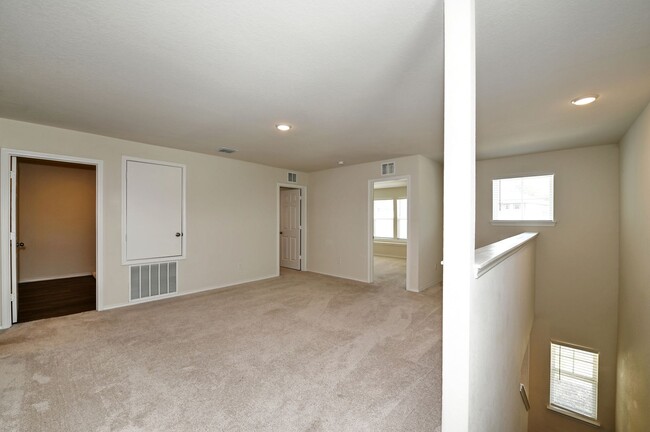 Building Photo - 4 BEDROOM  |  LOFT  |  3 BATH  |  4th BEDR...