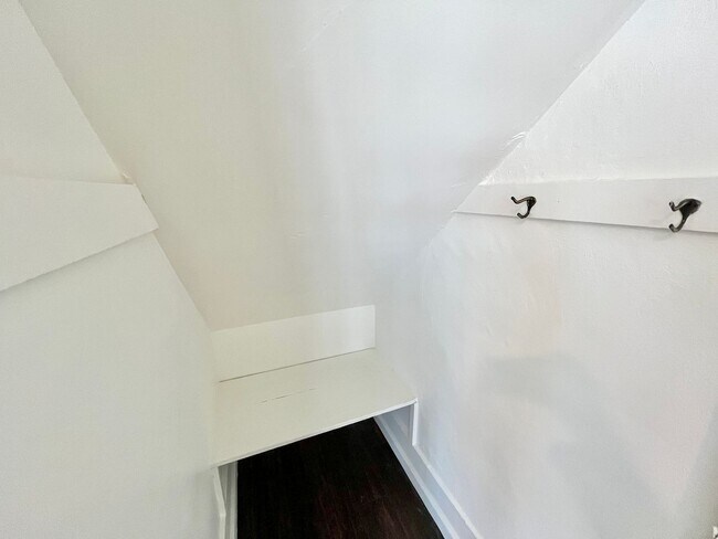 Building Photo - Spacious Studio with Archways, Kitchen Isl...