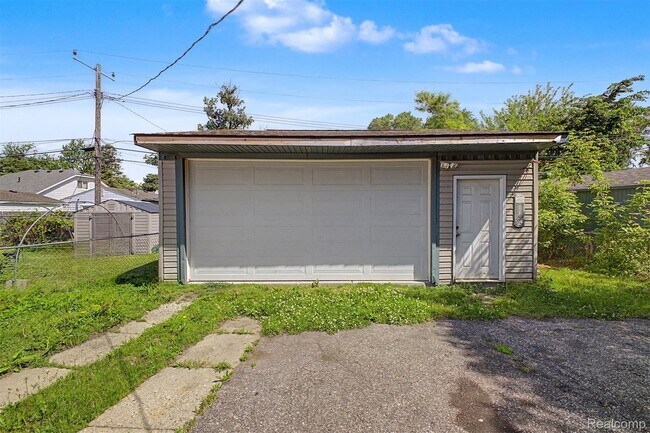 Building Photo - 1301 E Muir Ave