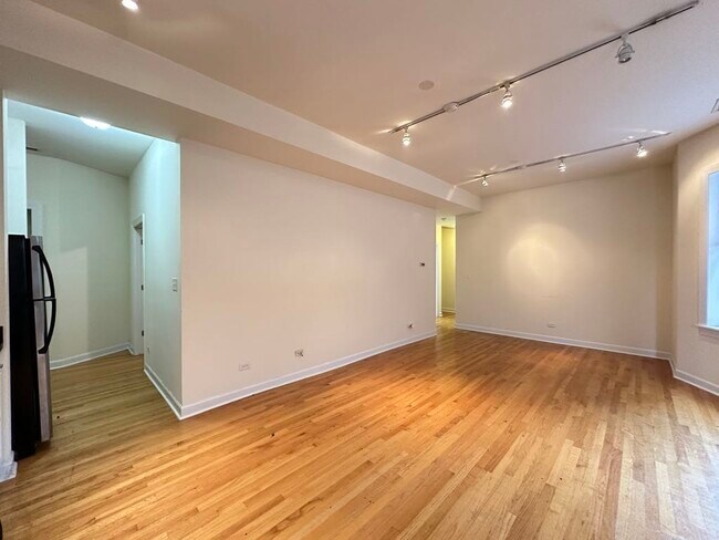 Building Photo - 4715 N Sheridan Rd