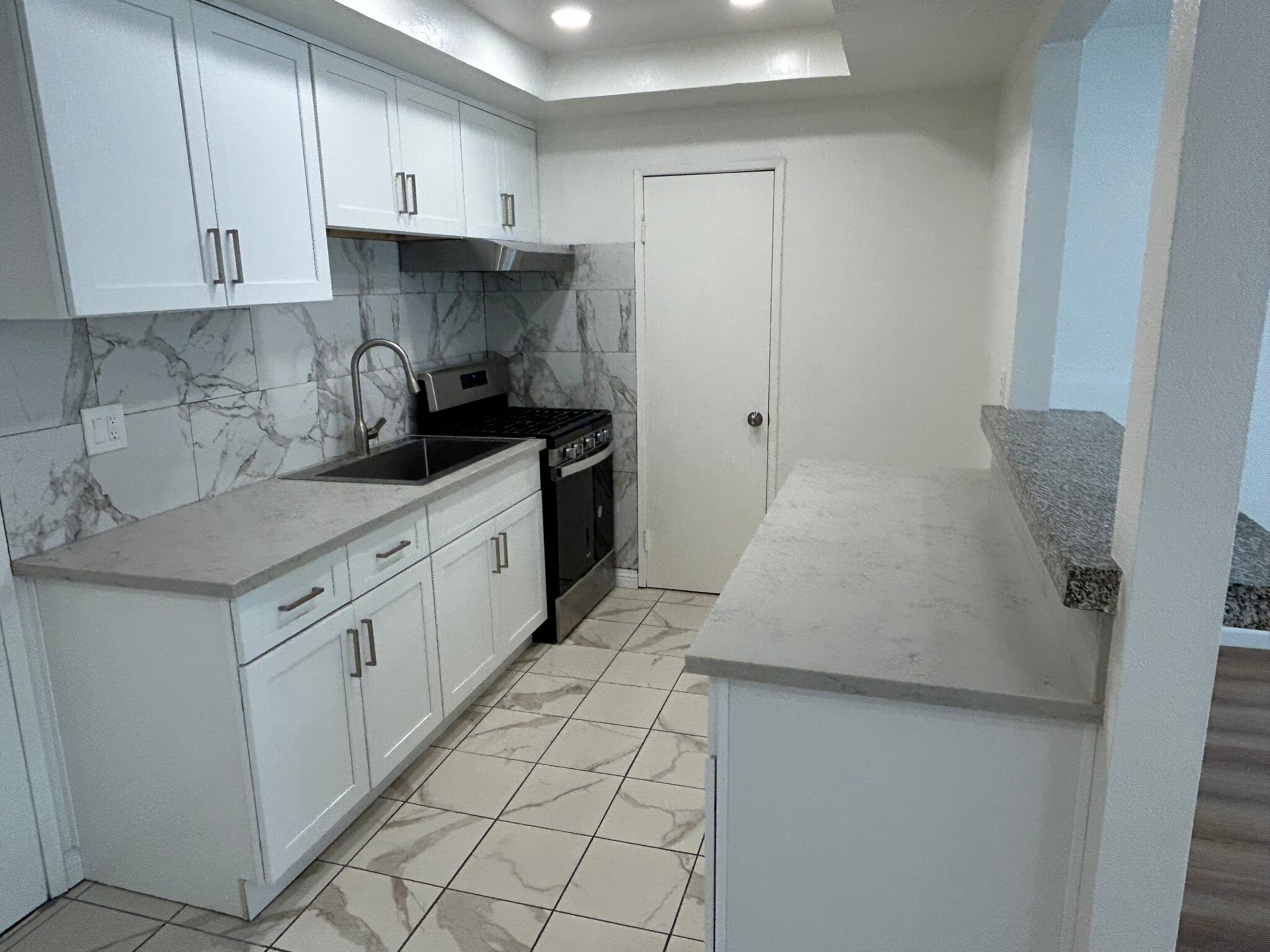 Building Photo - 915 Carob Way