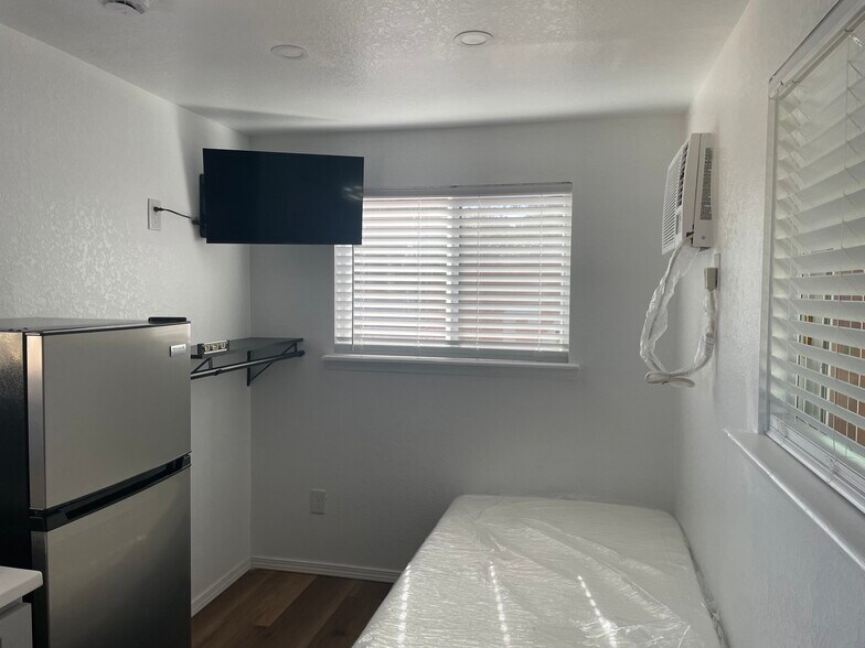 Building Photo - 207 S Sabinas St